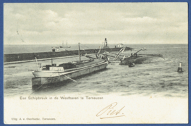 TERNEUZEN, Een Schipbreuk in de Westhaven te Terneuzen. Gelopen kaart.