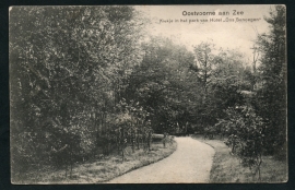 OOSTVOORNE aan ZEE, Kiekje in het park van Hotel Ons Genoegen. Gelopen kaart.