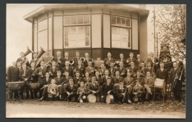 NIJVERDAL, Muziekvereeniging Advendos voor de muziekkoepel. Originele fotokaart.