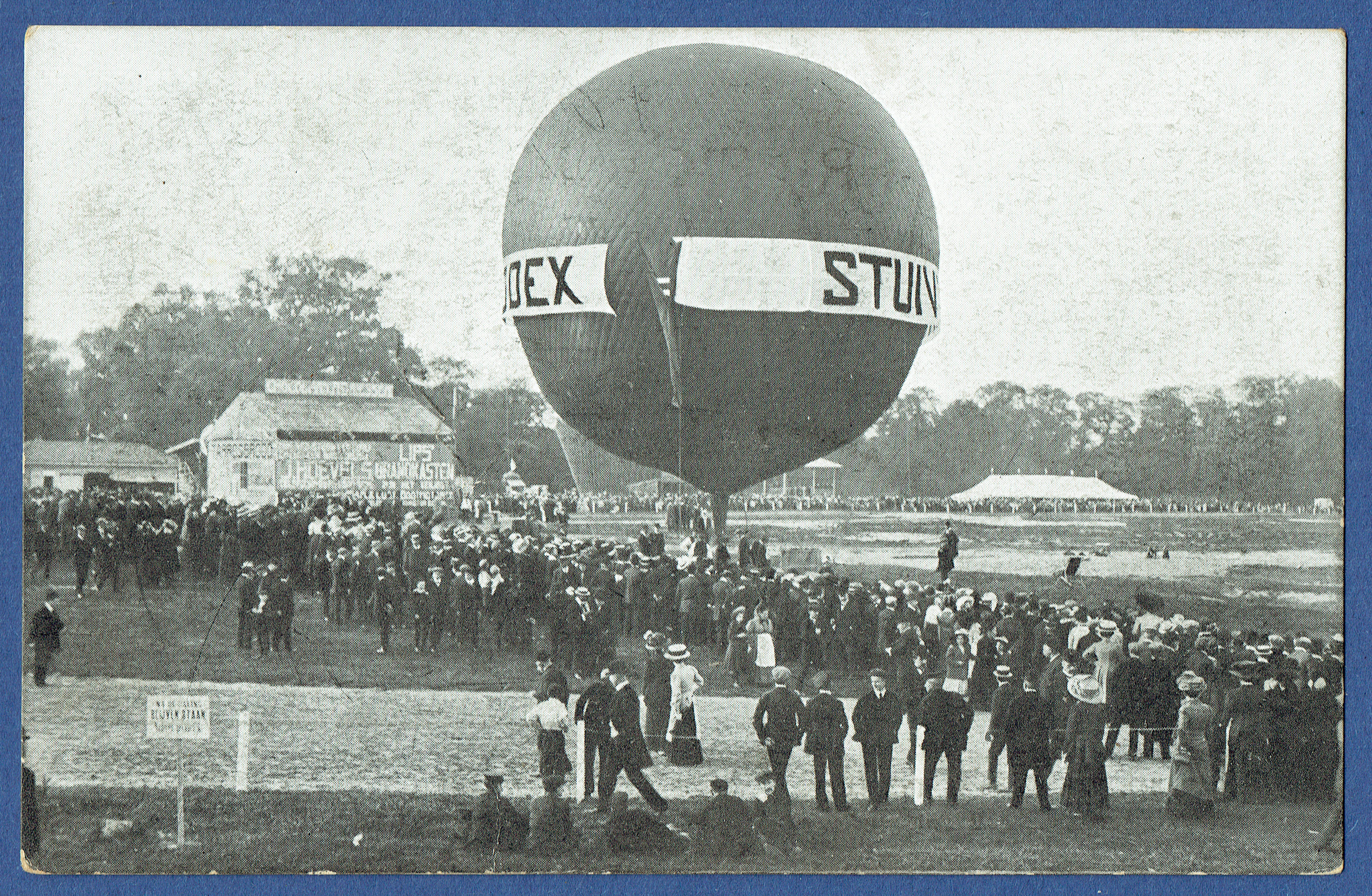 Souvenir Ballon Captif van W. POTTUM op het Vliegterrein "Woudenstein". Ongelopen kaart.
