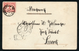 Briefkaart met kleinrondstempel AMSTERDAM 10 naar SNEEK op prentbriefkaart van de Amsterdamsche Courant.