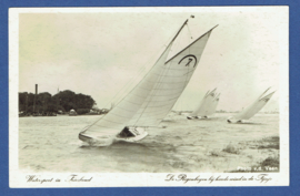 Tijnje. Watersport in Friesland. De Regenbogen bij harde wind in de Tijnje. Gelopen kaart.