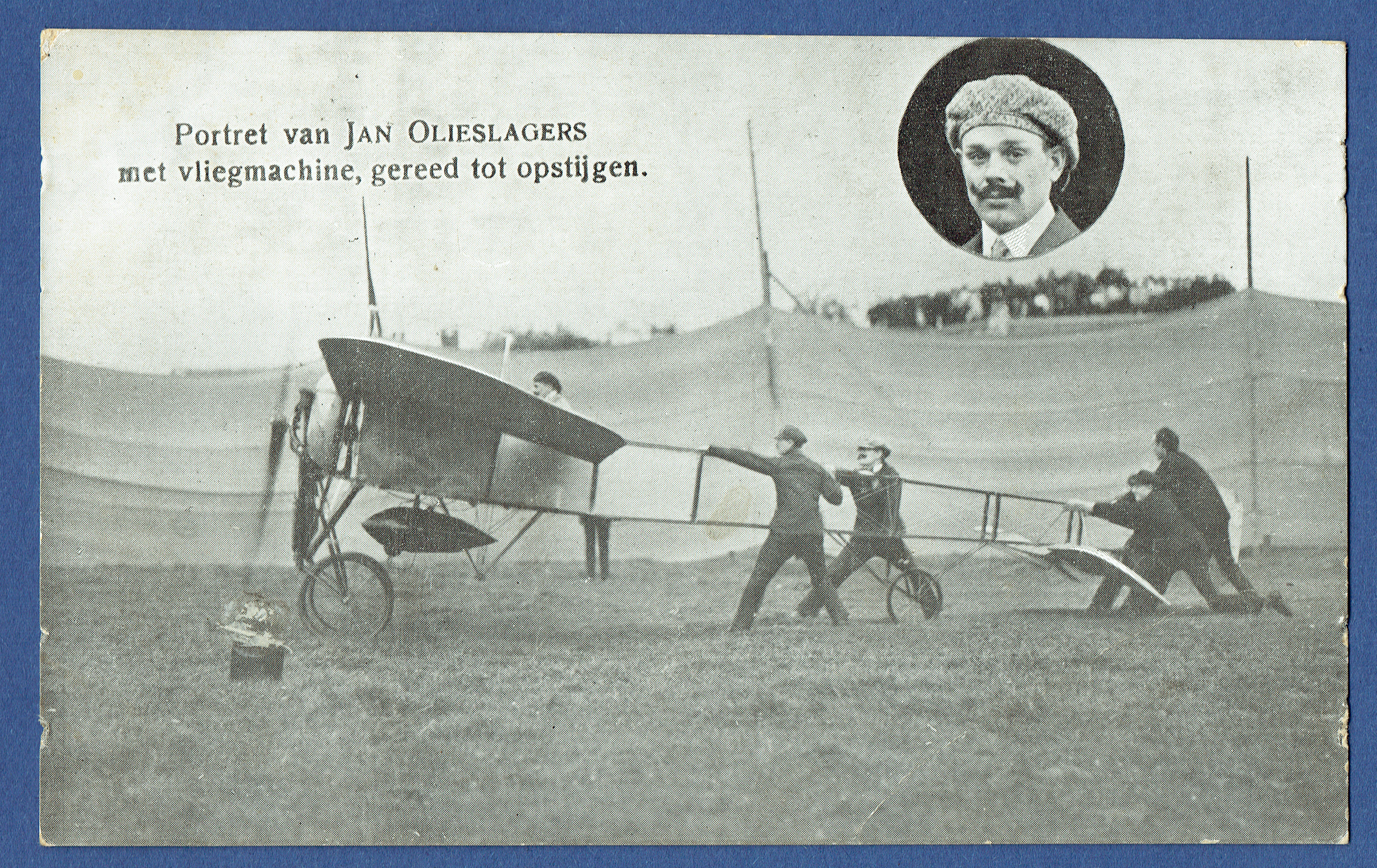 Portret van Jan Olieslagers met vliegmachine, gereed tot opstijgen. Ongelopen kaart.