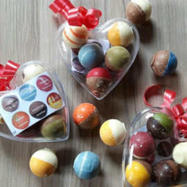 Chocolade Bikkels assorti à 8 stuks (Plexi hart 10 cm)