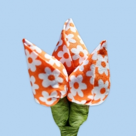 Tulp corsage oranje met witte bloemen