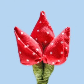 Tulp corsage rood met witte stippen