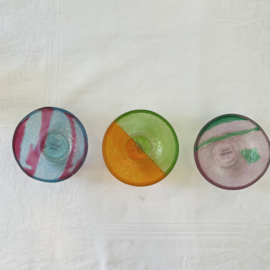 Glazen serveerschaaltje rond XS. Roze en groen | Ø9 x 4 cm