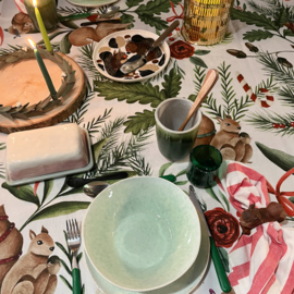 Kersttafelkleed Nutnook 170  x 270 met eekhoorns op wit katoen