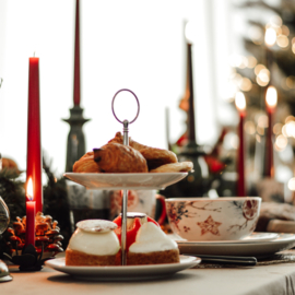 Kerstservies roodtinten étagère porselein met sinaasappel en rode besjes