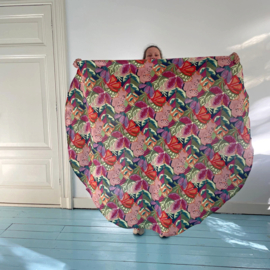 Tafelkleed Kiriku bont 'geborduurd', kies je formaat vanaf 85 x 85 cm (ook rond)