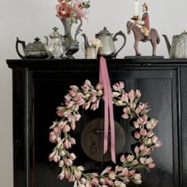 Bungalow decoratieve metalen (kerst)krans met roze tulpjes en groene blaadjes|  Ø55 cm