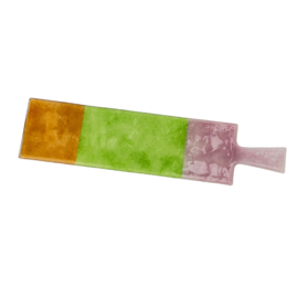 Langwerpige glazen serveerplank met iets opstaand handvat. Lichtgroen, lichtroze en oranje | 58 x 15 cm