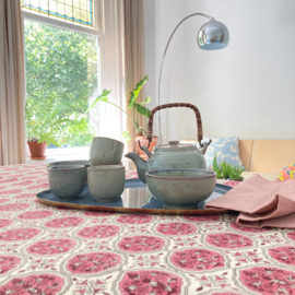 Bungalow Kamal Ruby katoenen tafelkleed met blokprint in gebroken wit, donkerrood en roze 150 x 250 cm