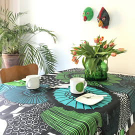 Marimekko  Siirtolapuutarha afneembaar tafelkleed van de rol met acrylcaoting in groen, blauw, turquoise, wit, zwart | per 50 cm