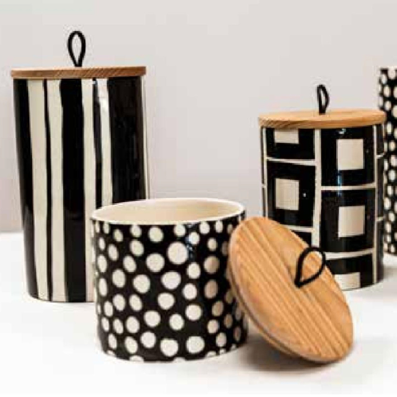 Duro Ceramics Mix 'n' Match FOLK voorraadpot Small wit met zwarte stippen en houten deksel
