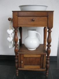 Toiletmeubel uit de 19e eeuw   KM035