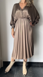 Satijnen jurk | gesmokte mouw | donker bruin