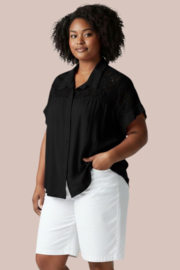 Luchtige viscose blouse met kantdetail- Zwart- fashiontrend