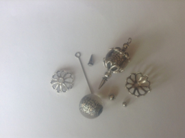 I7 Magic Pin met een puntpin en een zilver grijze acryl tussen kraal, met ronde kralenkap