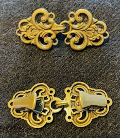 202623	Vestclip koperkl metaal open driehoek met hart ong 6 cm