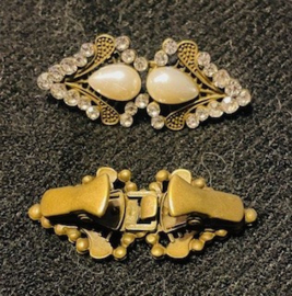 202611	Vestclip bling bling koperkl driehoek met witte parel ong 6 cm