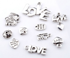 ´09908 Mix metalen kralen en hangers/bedels `love` ± 9-30mm 10 st