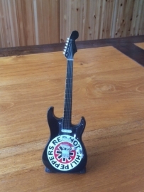 G2016035 Red Hot Chili Peppers decoratie gitaar zwart