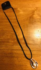 Lange ketting met zwart lederlook koord