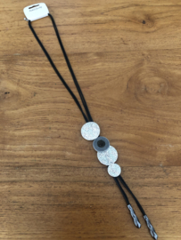 Lange ketting met zwart lederlook koord