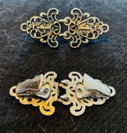202614	Vestclip zilverkl metaal open driehoek met 2 haken ong 6 cm