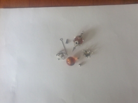 I5 Magic Pin met een puntpin en een oranje acryl tussen kraal, met punt kralenkap
