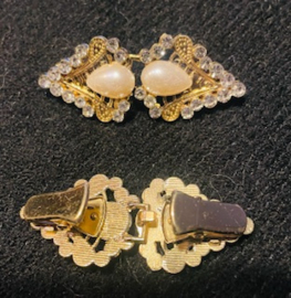 202607	Vestclip bling bling goudkl driehoek met witte parel ong 6 cm