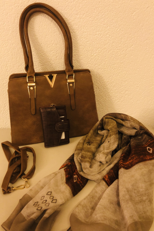 9 Tassenset met li bruine tas, bruine portemonnee en een prachtige shawl