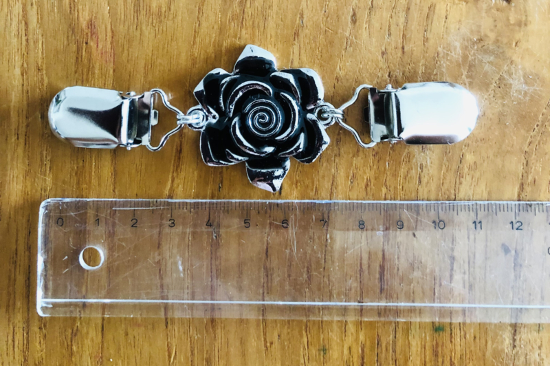 Vest clip met een platte roos, 12 cm lang