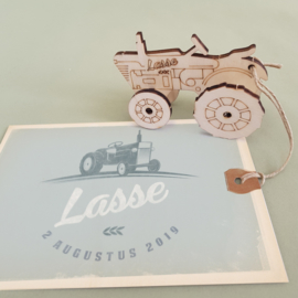 GEBOORTEKAARTJE MET 3D TRACTOR BOUWPAKKETJE VAN HOUT JONGEN 'LASSE'