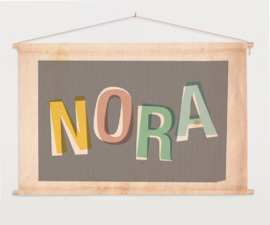 GEPERSONALISEERDE TEXTIELPOSTER OF SCHOOLPLAAT TYPOGRAFIEPRINT 'NORA'