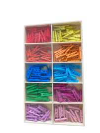 Houten doosje met 10 kleuren mini-wasknijpertjes ±180 stuks regenboogkleurtjes