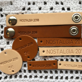 Leren label met  tekst Nostalgia 2018 Natural