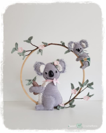Garen en fourniturenpakket Kira Koala met haar kleine Joey   (patroon apart bestellen)