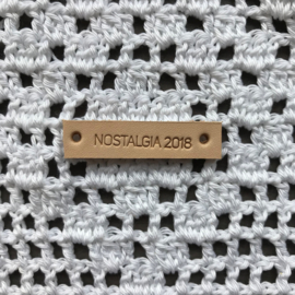 Leren label met  tekst Nostalgia 2018 Natural