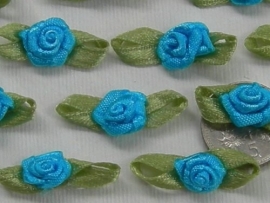 Satijnen roosje met blaadjes turquoise blauw