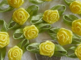 Satijnen roosje met blaadjes geel