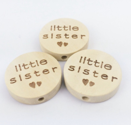 Houten schijfje - kraal met tekst Little Sister 20 mm