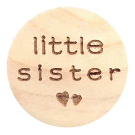 Houten schijfje - kraal met tekst Little Sister 20 mm