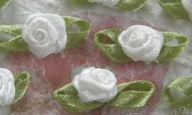 Satijnen roosje met blaadjes wit