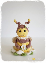 Garen en fourniturenpakket MINI Hollie Hommel knuffel met keuze geluid  (patroon apart bestellen)