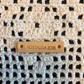 Leren label met  tekst Nostalgia 2018 Natural
