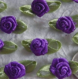 Satijnen roosje met blaadjes paars