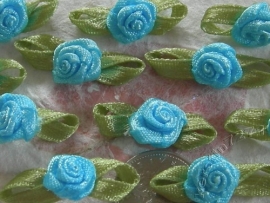 Satijnen roosje met blaadjes licht turquoise blauw