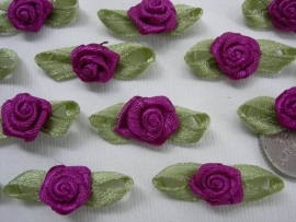 Satijnen roosje met blaadjes magenta paars